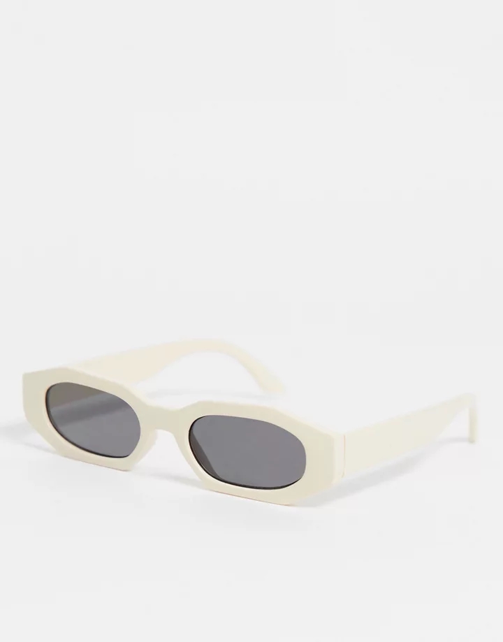 Gafas de sol con montura color crudo en ángulo y lentes ahumadas de DESIGN Hueso 03AOcNQj