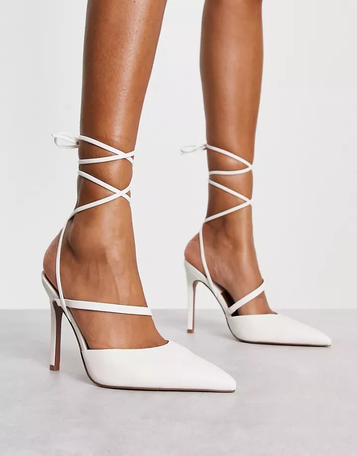Zapatos blancos de tacón alto con diseño anudado a la p
