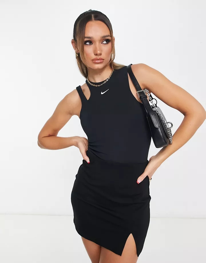 Body negro básico con abertura y logo pequeño de Nike N