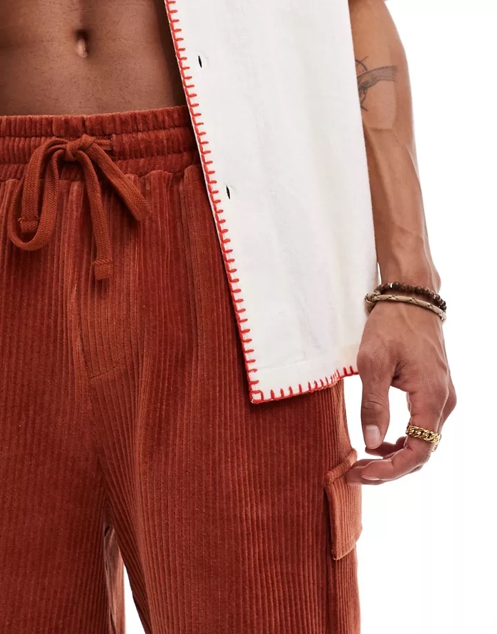 Pantalones cortos color tostado con bolsillos cargo de velour acanalado de DESIGN Arcilla cocida 12EalZLX