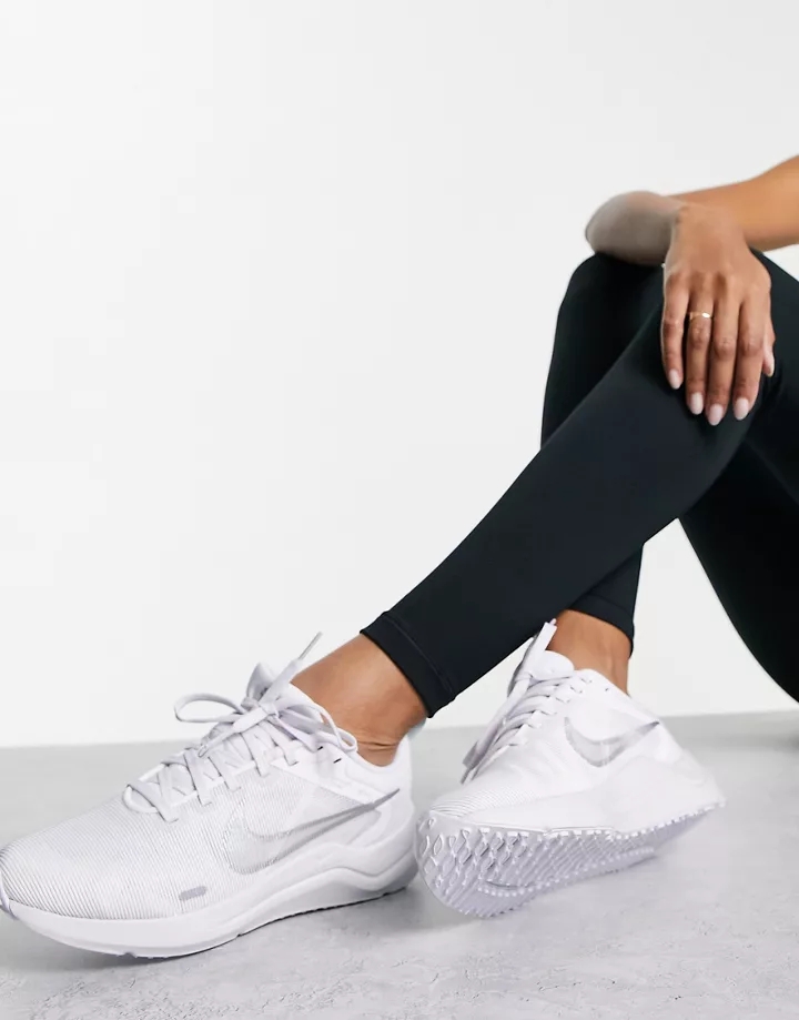 Zapatillas de deporte blancas Downshifter 12 de Nike Ru