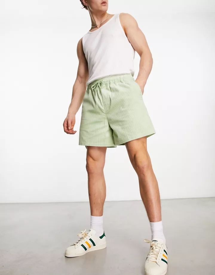 Pantalones muy cortos verde claro de corte ancho de pana de DESIGN Bok choy 1Pn8H8dY