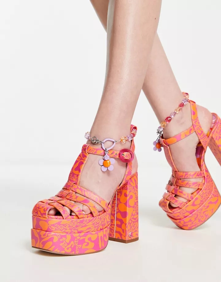 Zapatos de tacones naranjas con plataforma y estampado 