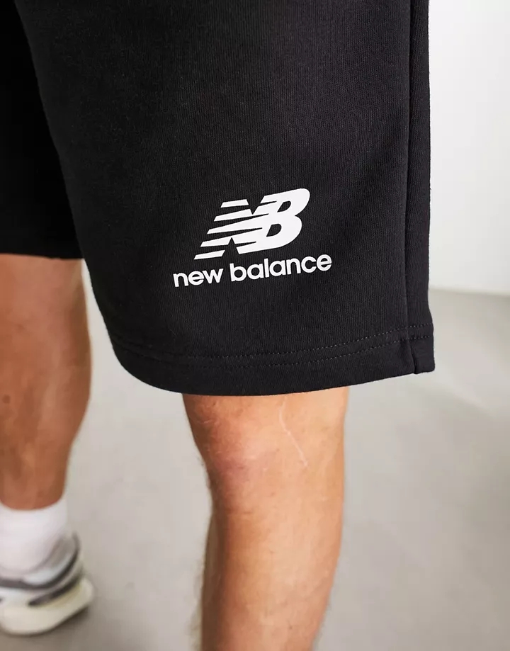 Camiseta negra con logo apilado de New Balance Essentials Negro 1eEgp8rE
