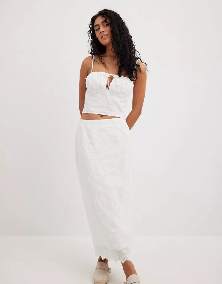 Falda midi blanca con bordado inglés de NA-KD Blanco 1m