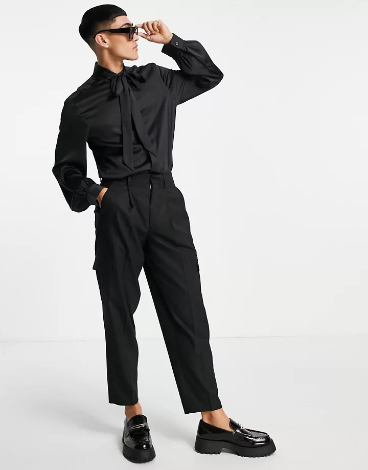Camisa con lazada en el cuello y mangas voluminosas de estilo blusón de satén de DESIGN Negro 223MVFei