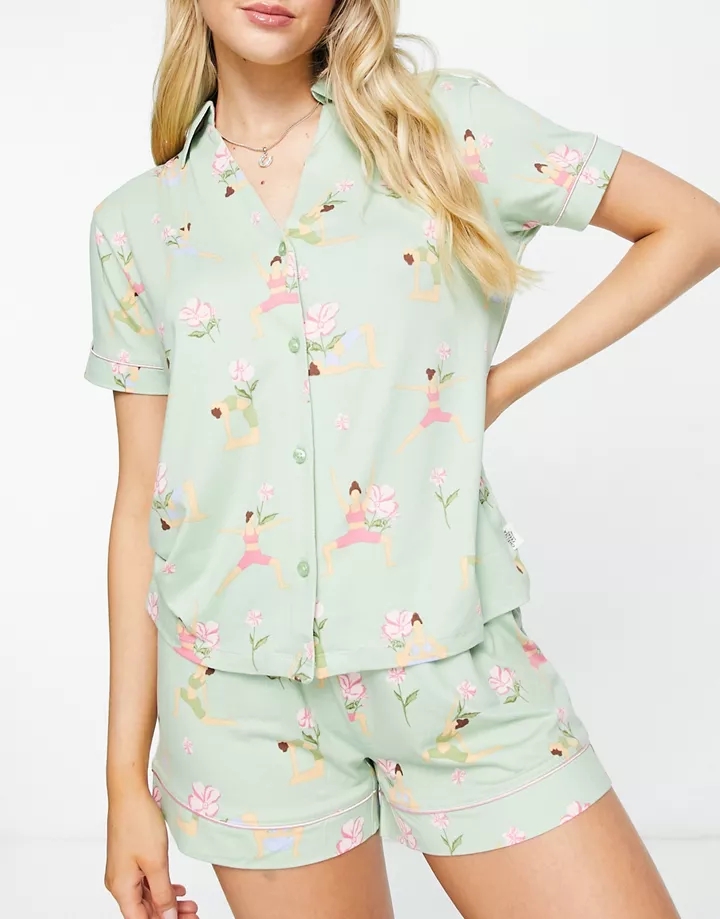 Pijama corto verde claro y rosa con estampado de yoga d