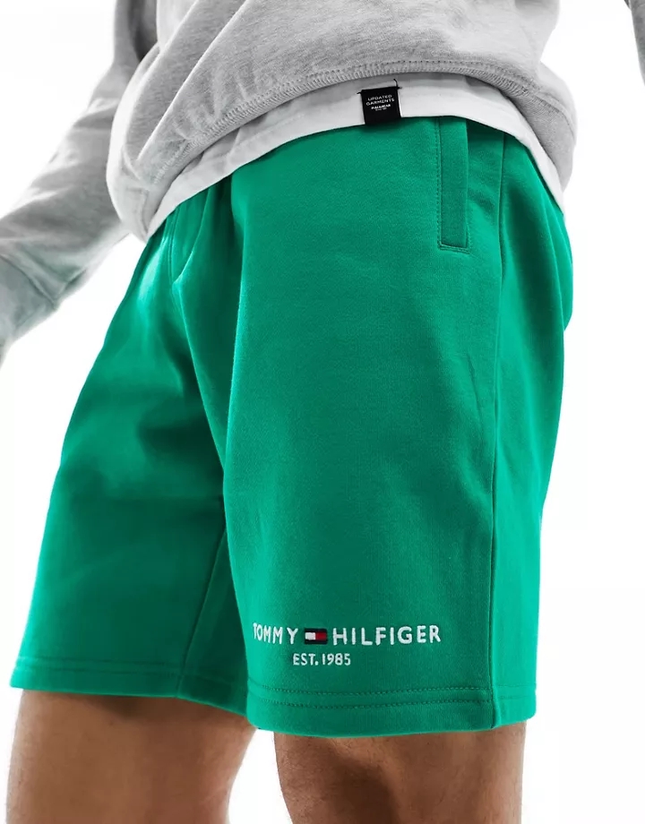 Pantalones cortos de chándal verdes con logo pequeño de