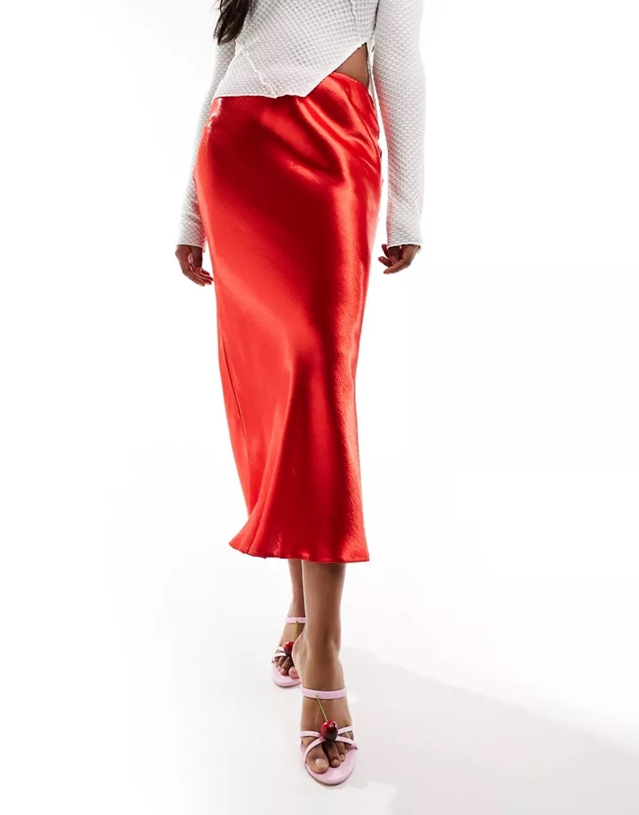 Falda midi roja ultrabrillante de corte al bies de DESI