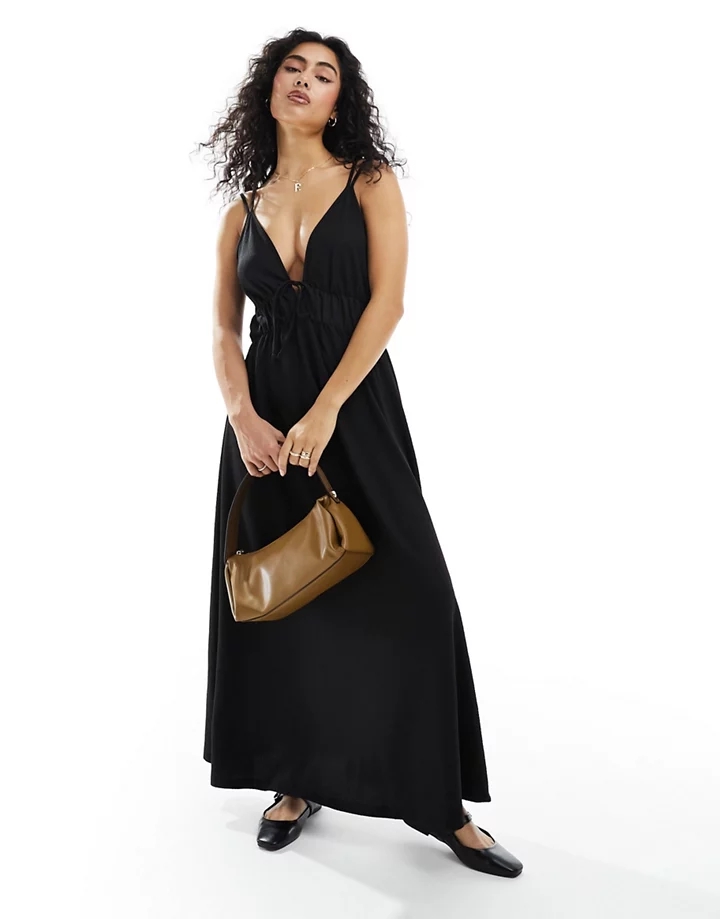 Vestido largo negro texturizado con tirantes dobles y l