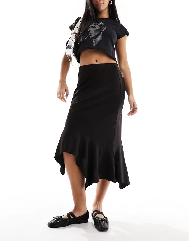 Falda midi negra asimétrica con diseño drapeado de Monk
