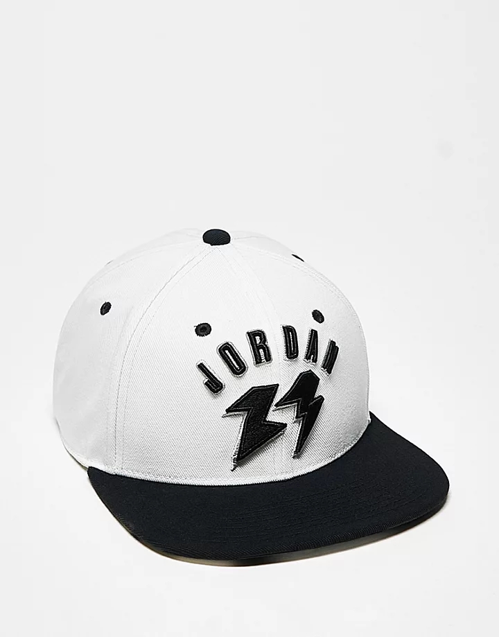 Gorra negra y blanco vela con logo de Jordan Crema 3HSW