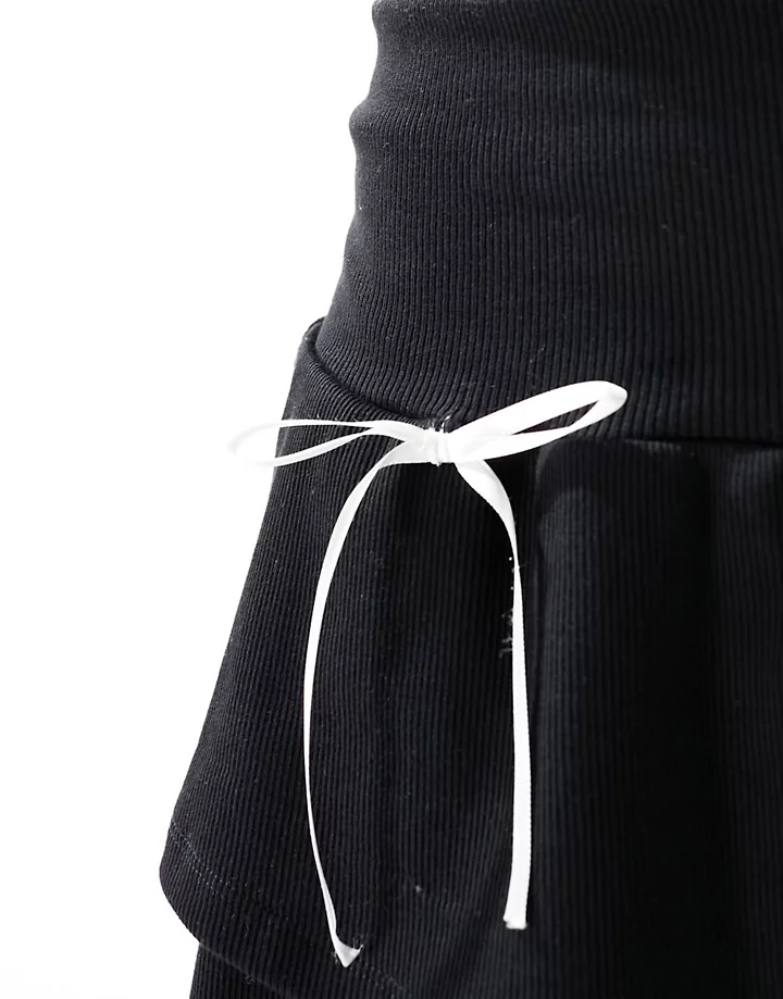 Minifalda negra con vuelo y lazos en contraste de DESIGN Negro 3UxAQolA