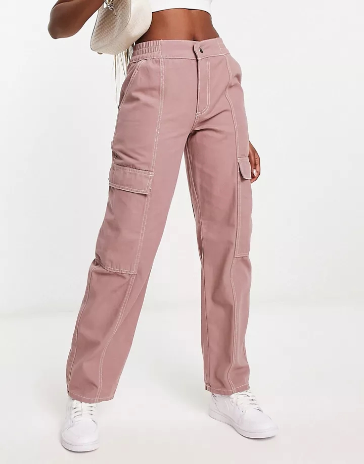 Pantalones cargo color visón con detalle de costuras en