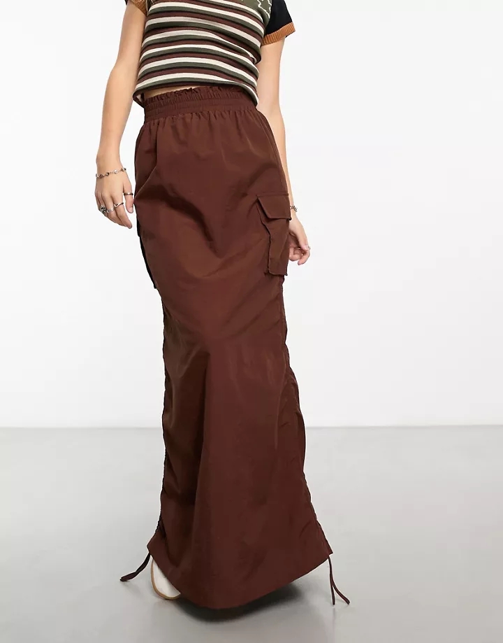 Falda larga marrón cargo con laterales fruncidos de Som