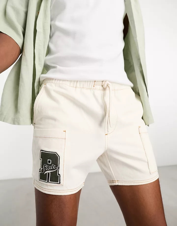 Pantalones muy cortos vaqueros color crudo cargo de corte slim con detalle de parche de DESIGN Crudo 3ej15AqU