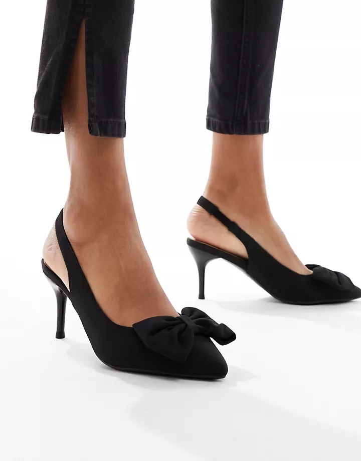 Zapatos negros destalonados de tacón con lazo de satén 