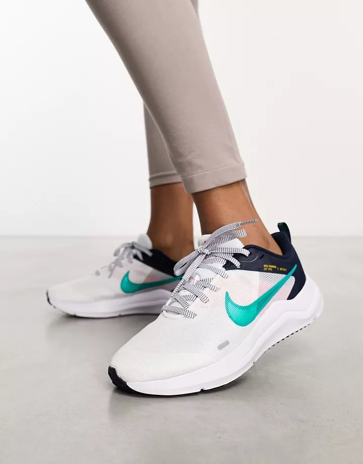 Zapatillas de deporte blancas y verde jade Downshifter 12 de Nike Running Blanco 43pPAzxh