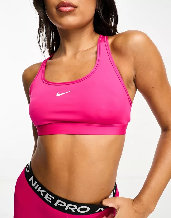 Sujetador deportivo rosa baya de sujeción ligera con logo Dri-FIT de Nike Training Rosa 4qTInZGk