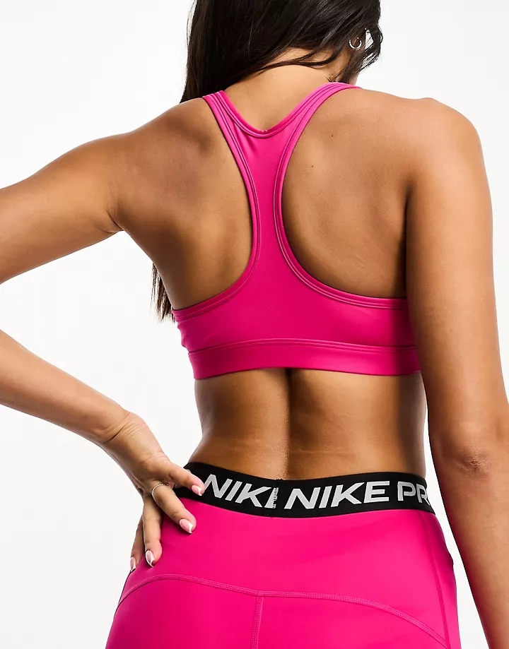Sujetador deportivo rosa baya de sujeción ligera con logo Dri-FIT de Nike Training Rosa 4qTInZGk