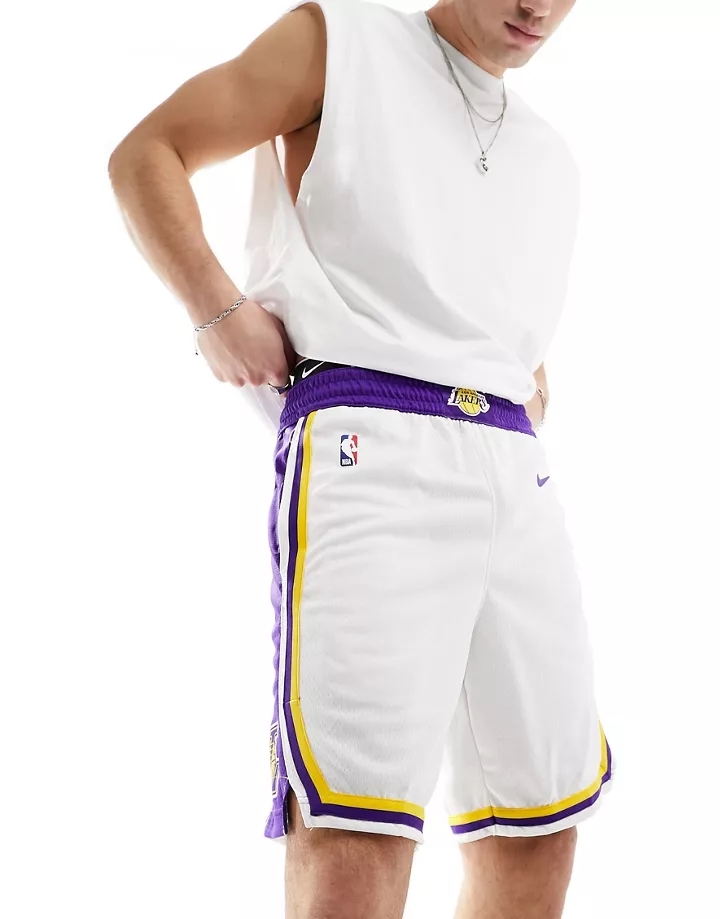 Pantalones cortos blancos unisex réplica de los LA Lakers de la NBA Association Swingman de Nike Basketball Blanco 586ZanDn