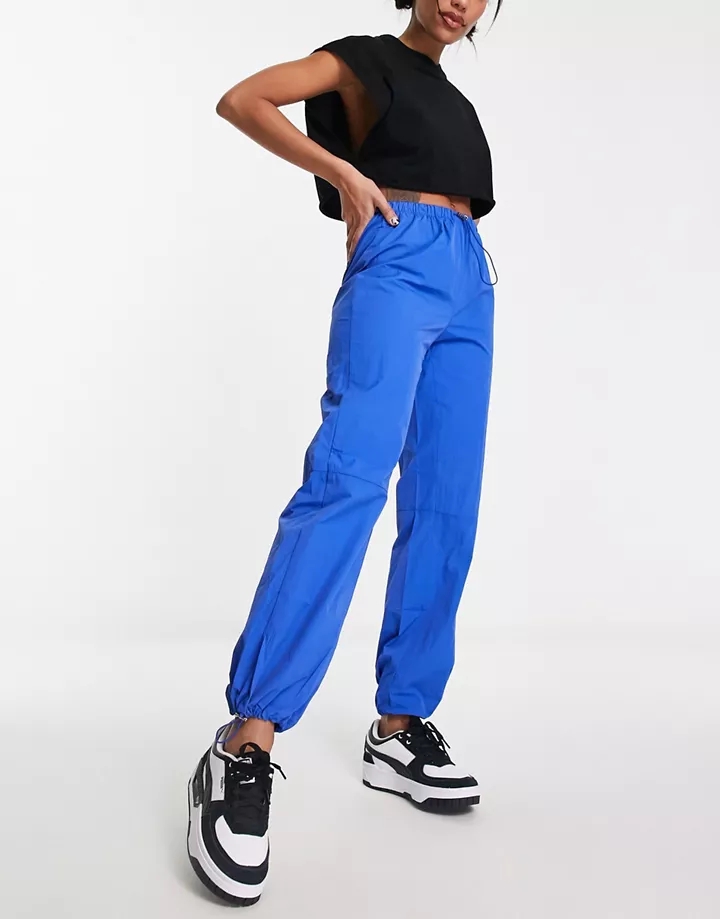 Pantalones azul cobalto de pernera ancha y estilo parac
