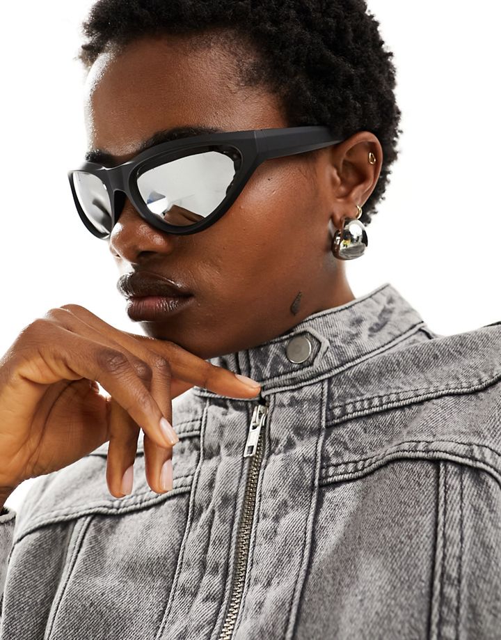 Gafas de sol negras de estilo visor con lentes plateada