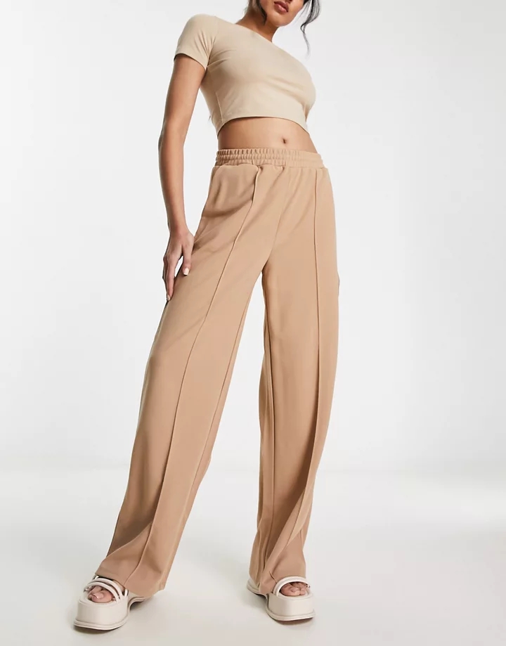 Pantalones color camel de pernera ancha y estilo casual
