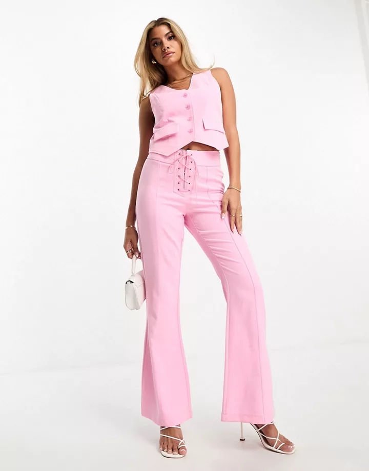 Pantalones rosa pastel con cordones en la parte delante