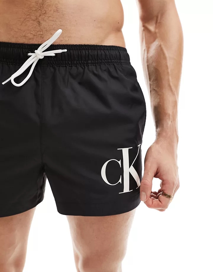 Shorts de baño cortos negros con cordón ajustable y monograma de Calvin Klein Negro 5lOzvuIY