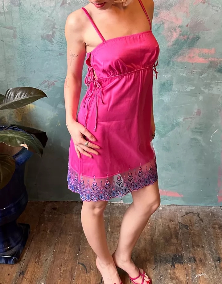 Vestido corto rosa de tirantes con escote cuadrado y capa superpuesta con estampado de cachemir de malla de Labelrail x Lara Adkins Rosa 5pJhemMk