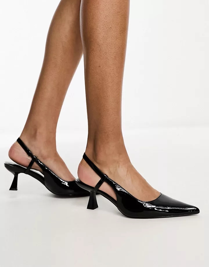 Zapatos negros destalonados con tacón de aguja medio de