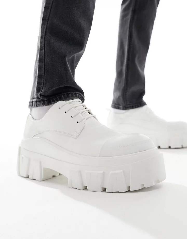 Zapatos blancos con suela gruesa y cordones de DESIGN B