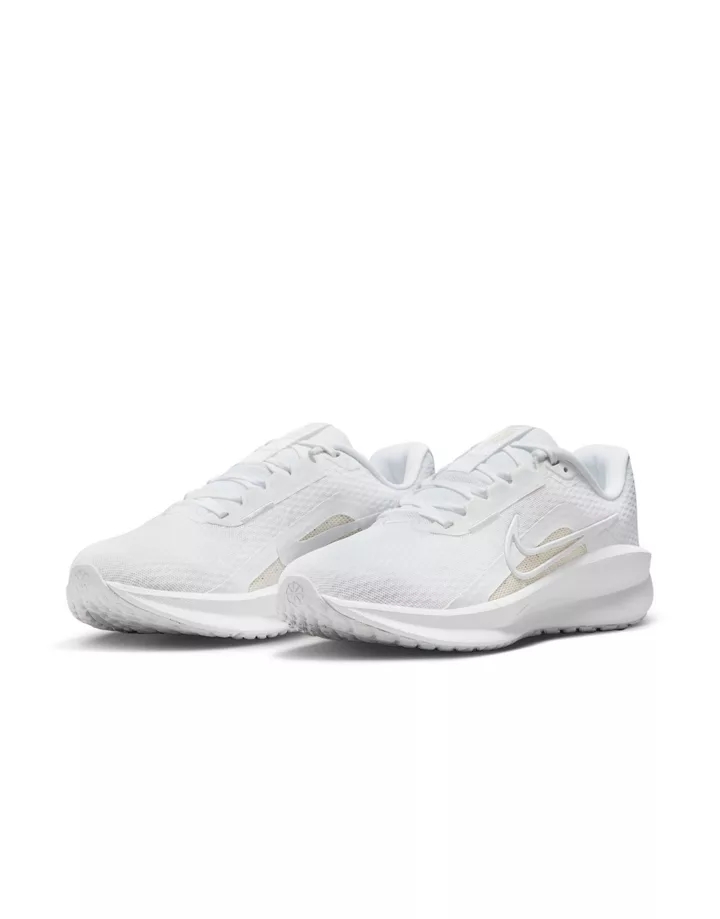 Zapatillas de deporte blancas Downshifter 13 de Nike Ru