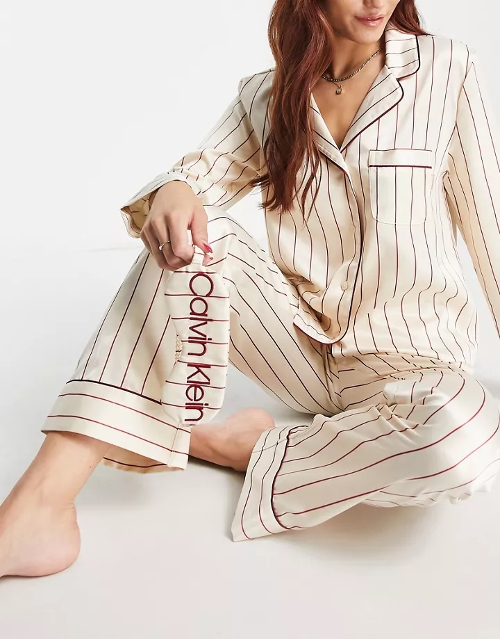 Set de regalo color crema a rayas de pijama con solapas