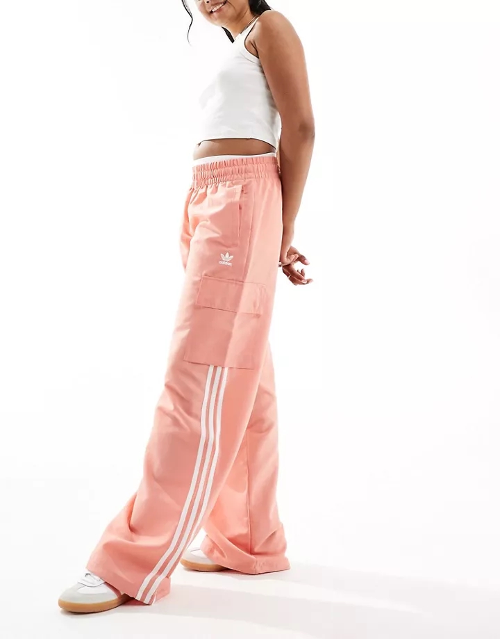 Pantalones cargo color arcilla con diseño de 3 rayas de