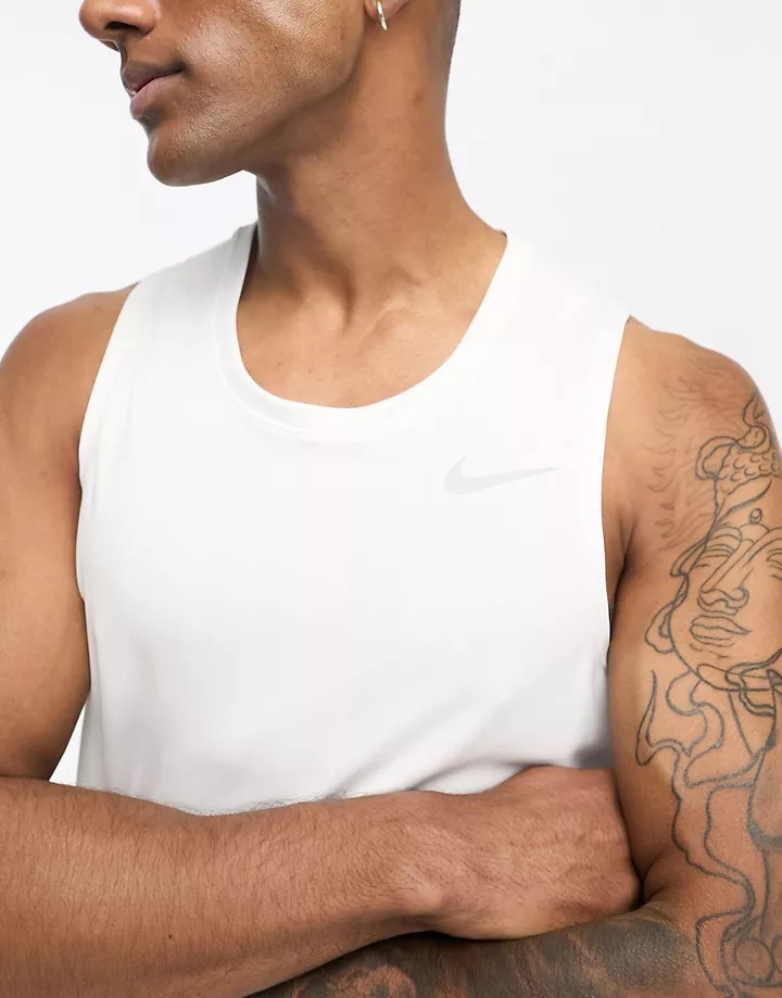 Camiseta blanca sin mangas Dri-FIT Miler de Nike Runnin