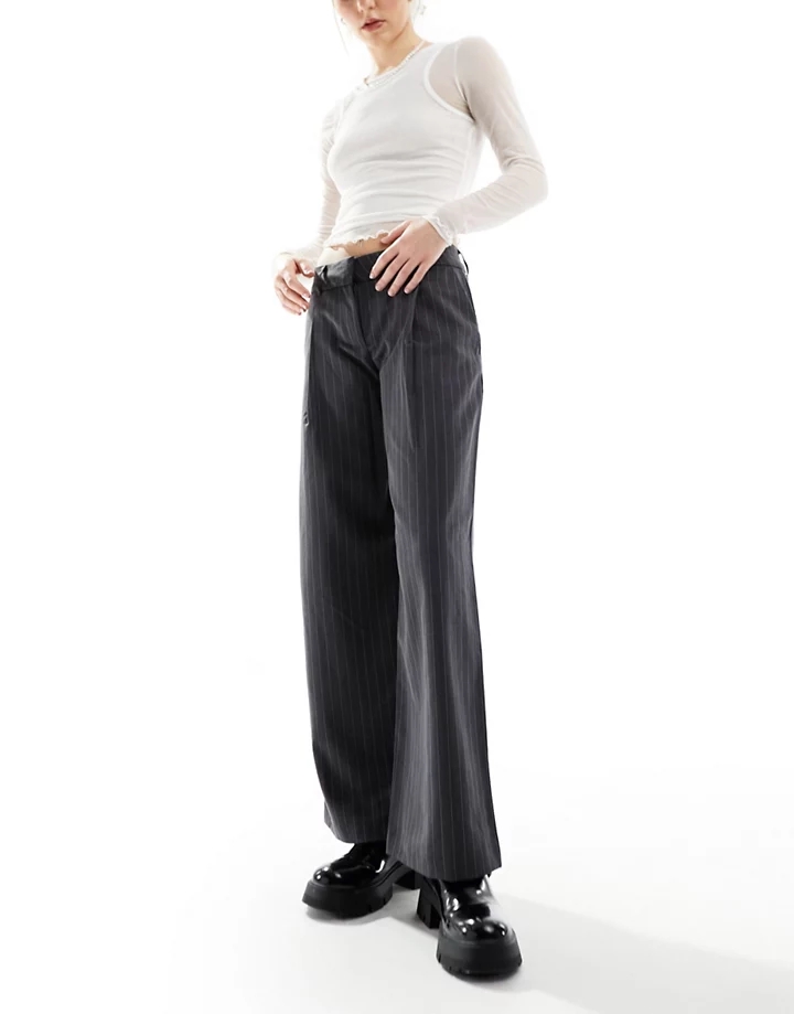 Pantalones de sastre grises de corte tapered con raya d