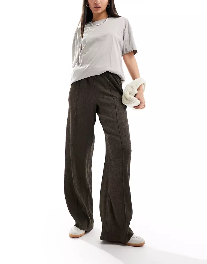 Pantalones caquis de pernera ancha con acabado texturiz