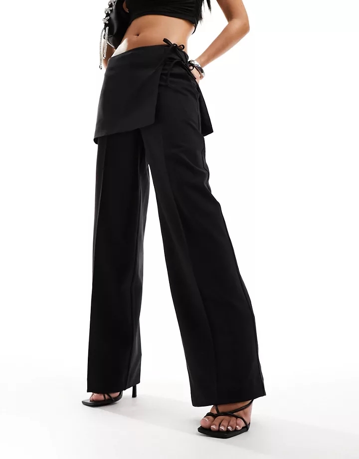 Pantalones negros con detalle superpuesto de NA-KD Negr