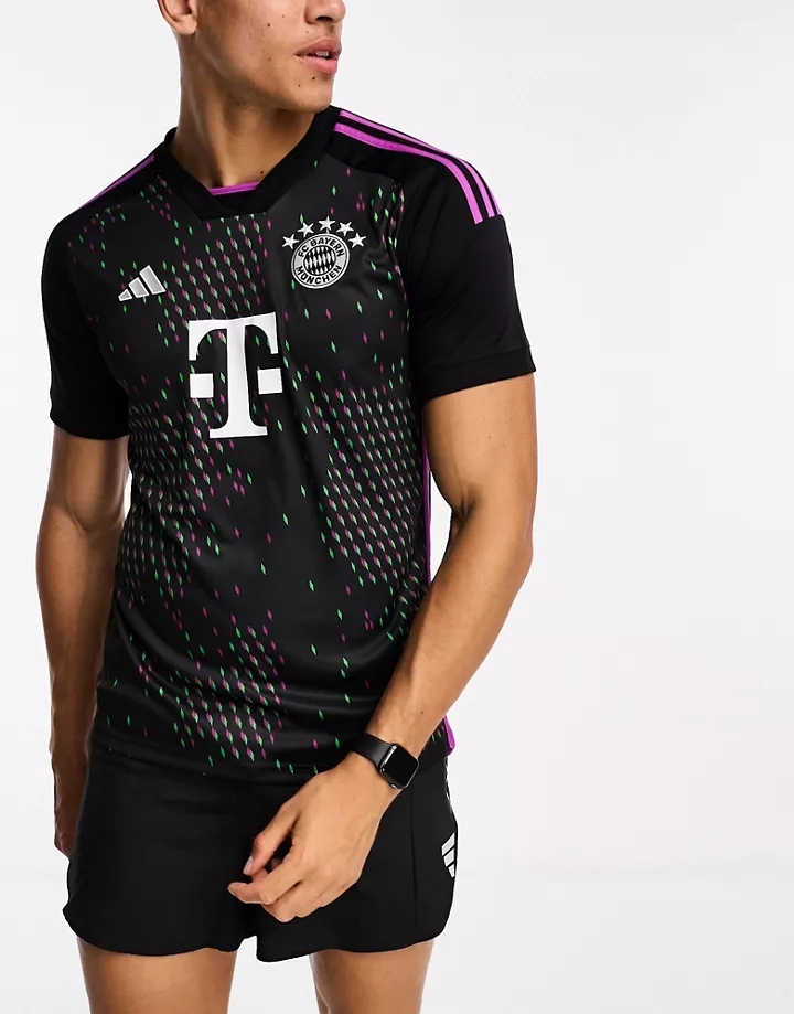 Camiseta negra con diseño del FC Bayern de Múnich de pu