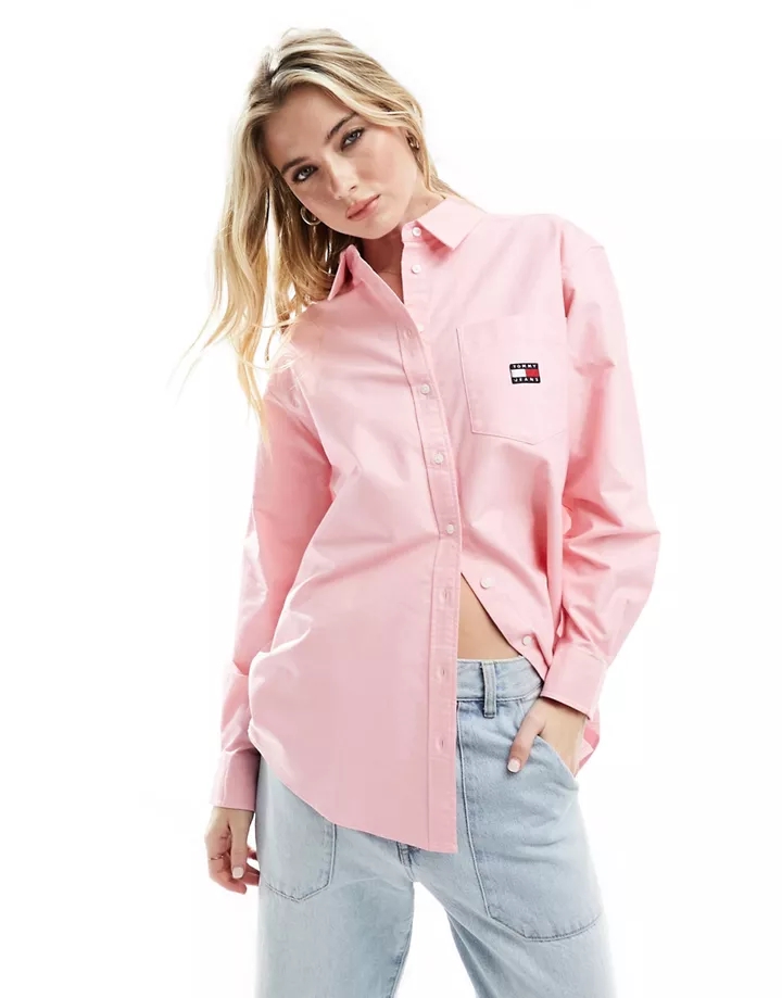 Camisa boyfriend rosa con parche del logo de Tommy Jean