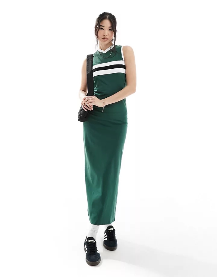 Vestido largo verde sin mangas con cuello de pico y detalle de rayas de DESIGN Verde y blanco 8w8DP510