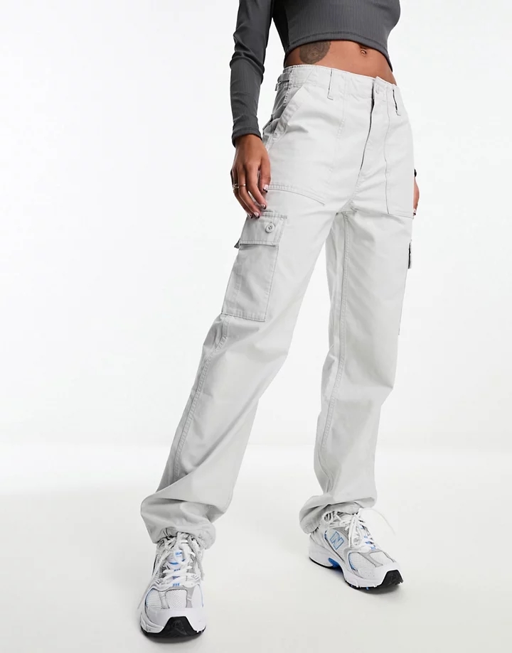 Pantalones gris claro cargo liso con detalle de etiquet