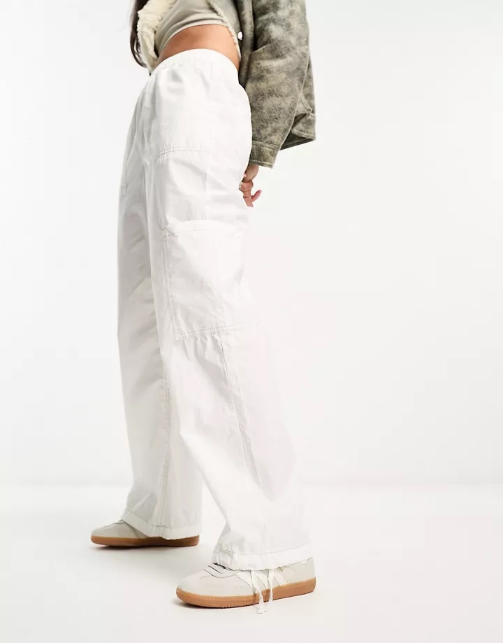Pantalones cargo blancos de corte depurado sin cierres 