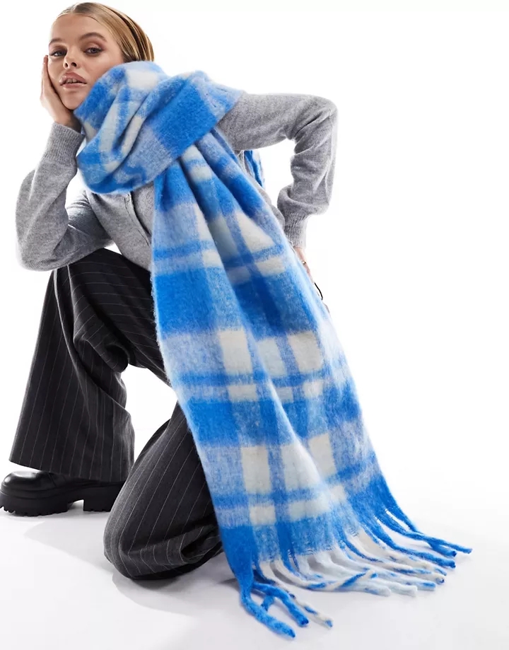Bufanda azul a cuadros con flecos de tejido suave de Pi