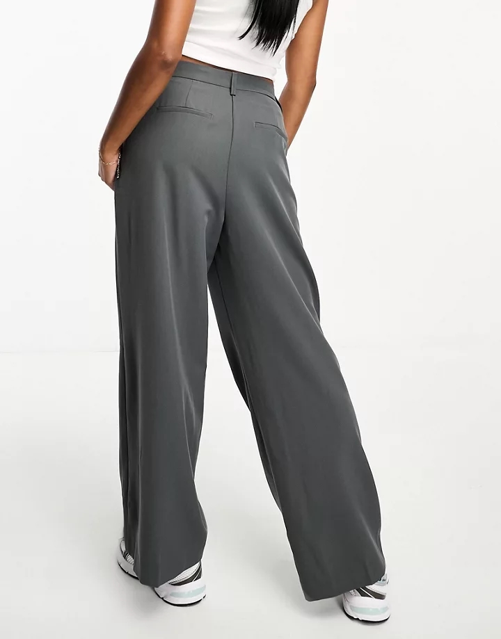 Pantalones dad grises de sastre de pernera ancha de Vero Moda Petite Rayas finas grises 9oETqrV3