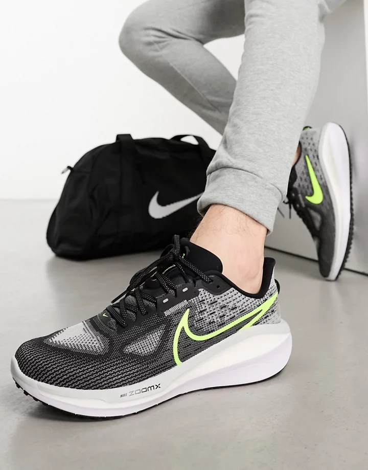 Zapatillas de deporte negras y grises Vomero 17 de Nike Running Gris carbón A01LtErU