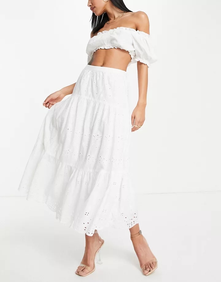 Falda larga blanca escalonada con bordado inglés de alg