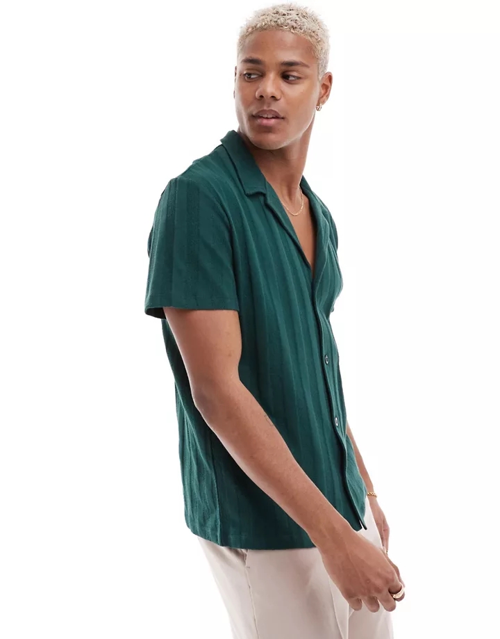 Camisa verde con cuello de solapas de canalé de bouclé 